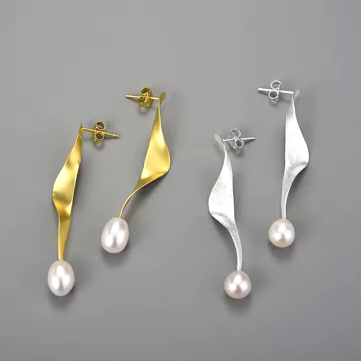 Leona Twisted Pearl Earrings