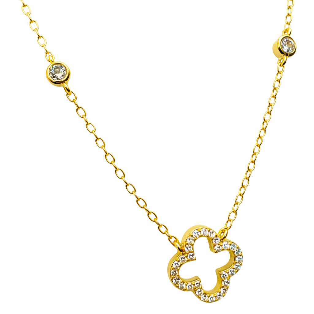 Detailed view of the sterling silver necklace chain featuring two bezel-set zircon accents and a gold plated clover pendant, combining minimal jewelry design with luxury shine.