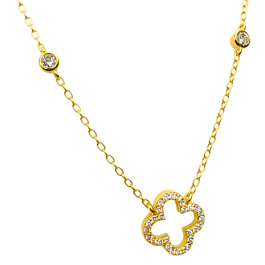 Detailed view of the sterling silver necklace chain featuring two bezel-set zircon accents and a gold plated clover pendant, combining minimal jewelry design with luxury shine.
