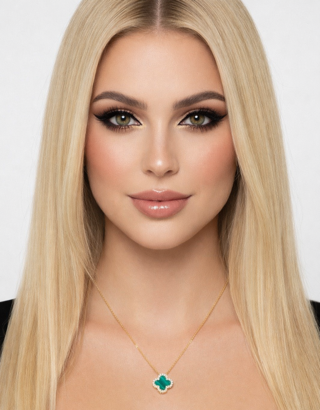 Elegant green clover pendant necklace made of sterling silver, 18k gold plated finish and zircon sparkle.