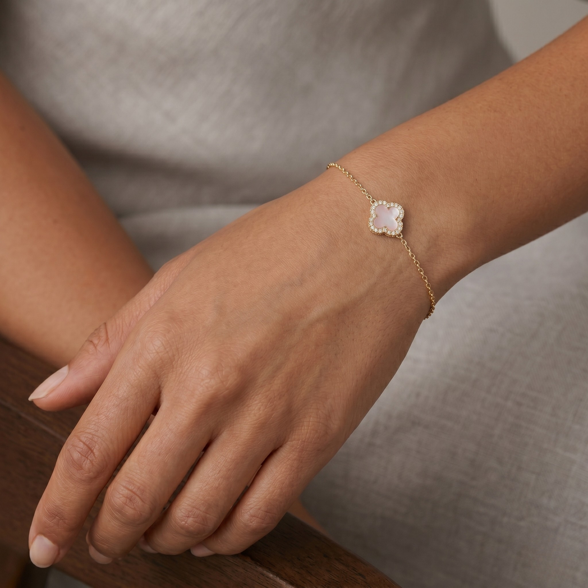 White clover luxury silver necklace, sterling silver jewelry with gold plating and brilliant zircon shine.
