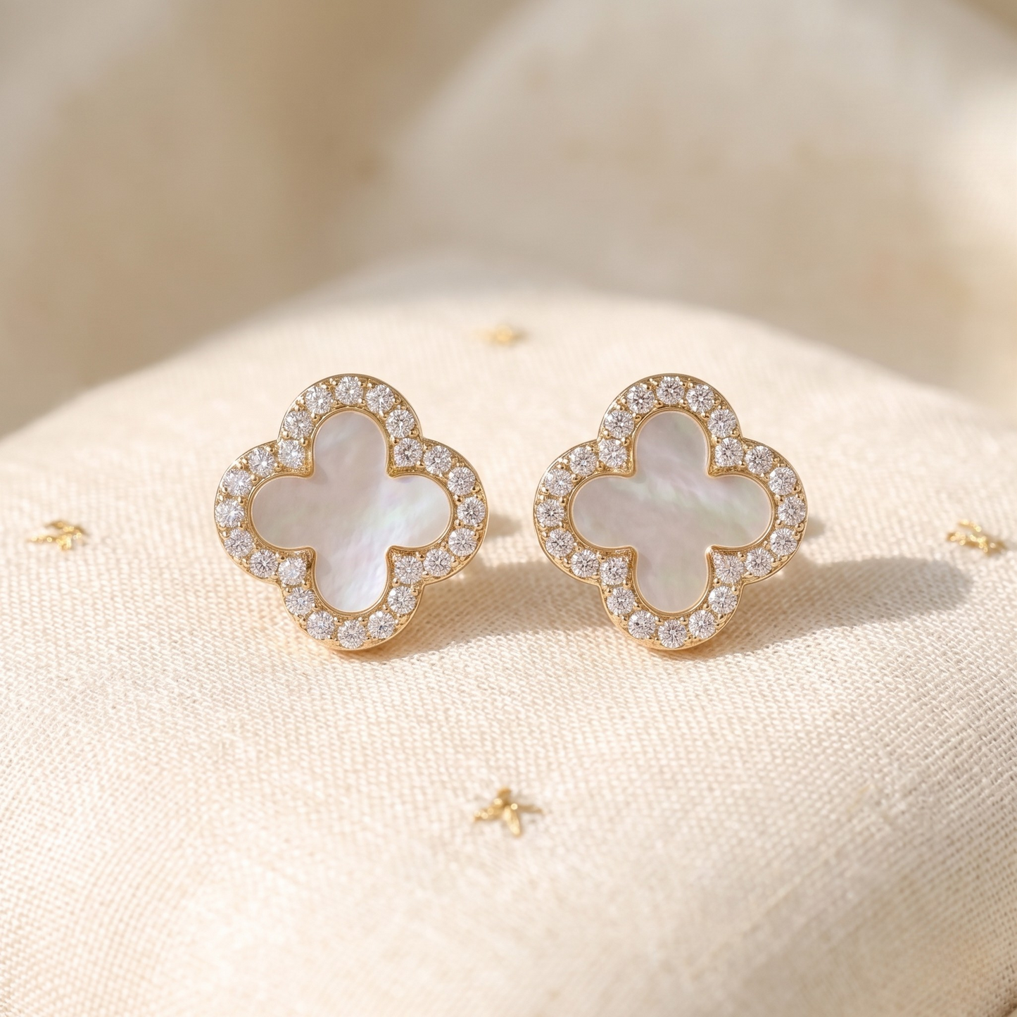 White clover stud earrings from the Stephanie collection crafted in sterling silver S925, featuring a delicate four-leaf clover motif. Available in rhodium plated silver or 18k gold plated finish.